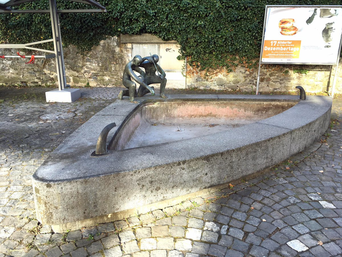 Lehnplatz / Gotthard-strasse *** 1966 *** Kunststein *** Bronze *** Bildhauer: Gedeon Renner (Bronzart Mendrisio)