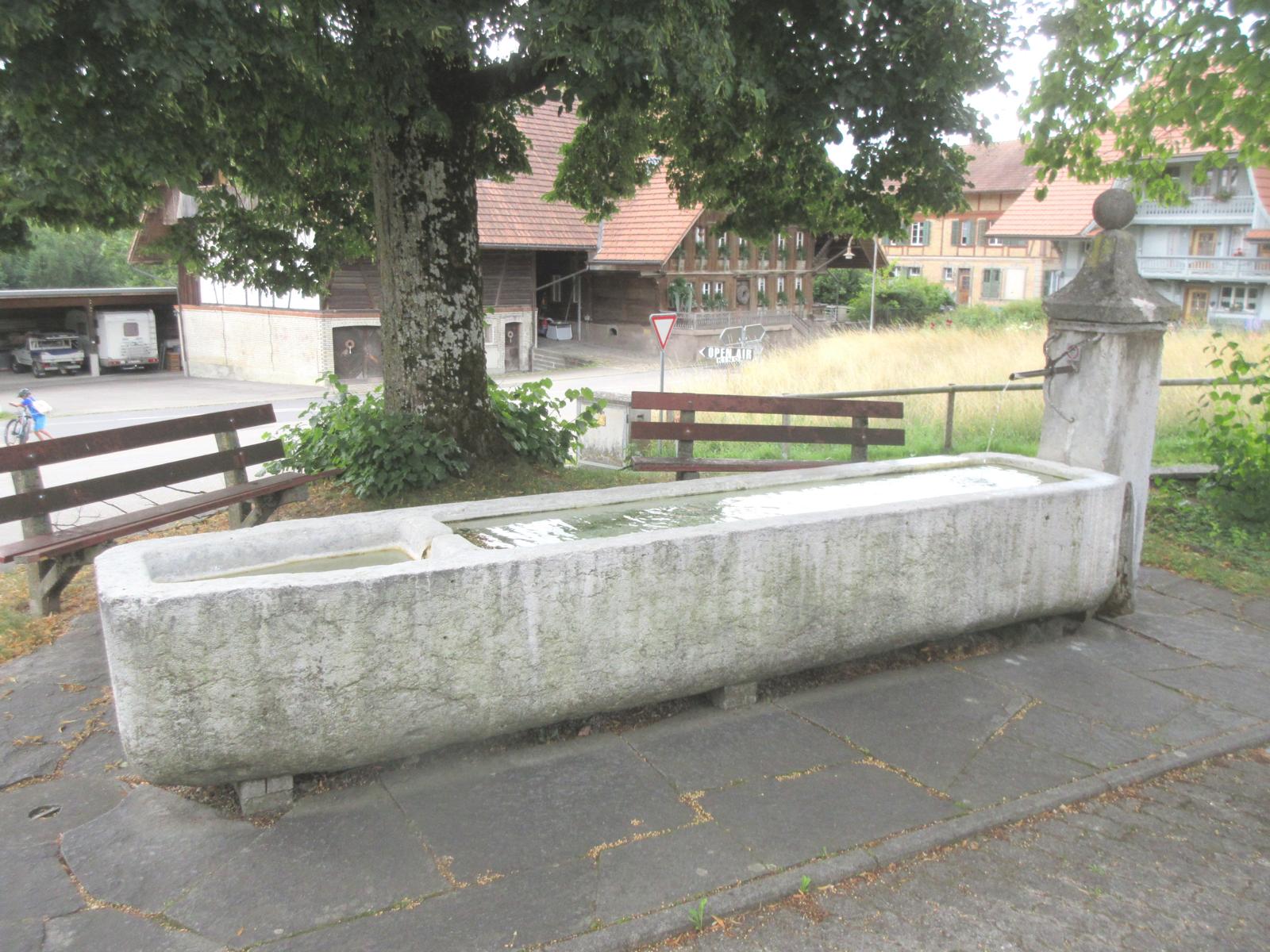 Sekunderschulhaus *** 1787 (Stock), 1843 (Trog) *** Solothurner Kalk; monolithisches Becken, zweigeteilt *** Solothurner Kalk; viereckiger Stud, pyramidenförmiger Aufsatz mit Kugel *** Symbol "Trinkwasser", <a href="./files/wasseranalyse_be_-_luetzelflueh.pdf" target="_blank">Wasseranalyse</a>