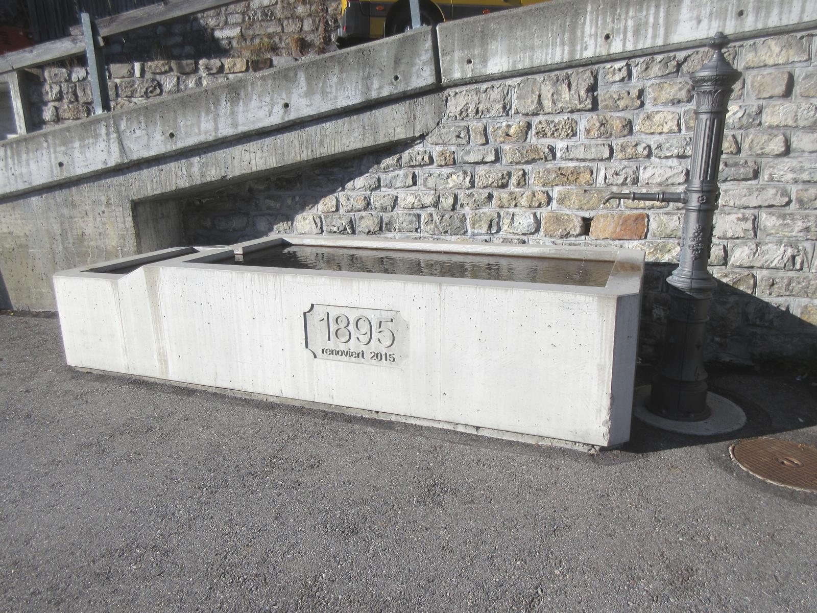 Aussergasse / Riedweg *** 1895 / 2015 *** Beton *** Gusseisen *** Typgleicher Brunnen aus der Anfangszeit der Wiesner Wasserversorgung (1895); 2015 stark renoviert.