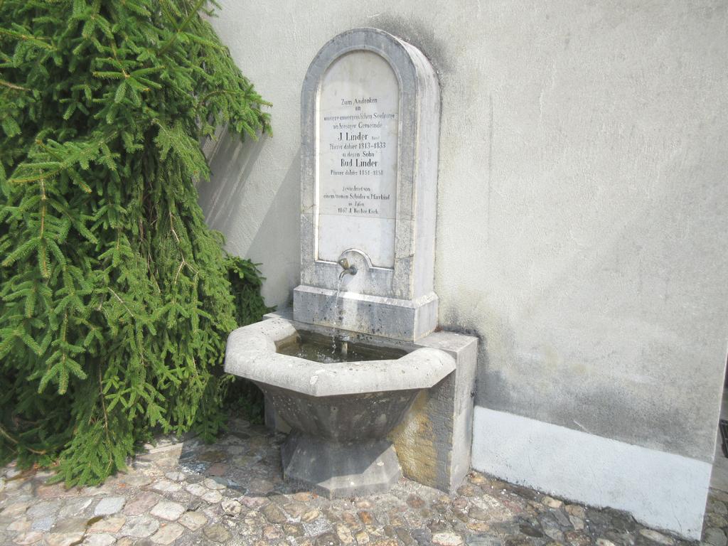 Kirche St. Blasius *** 1867 *** Solothurnerkalk *** Solothurnerkalk *** Brunnen zum Gedenken an die beiden Pfarrer J. und Rud. Linder; kein Laufbrunnen