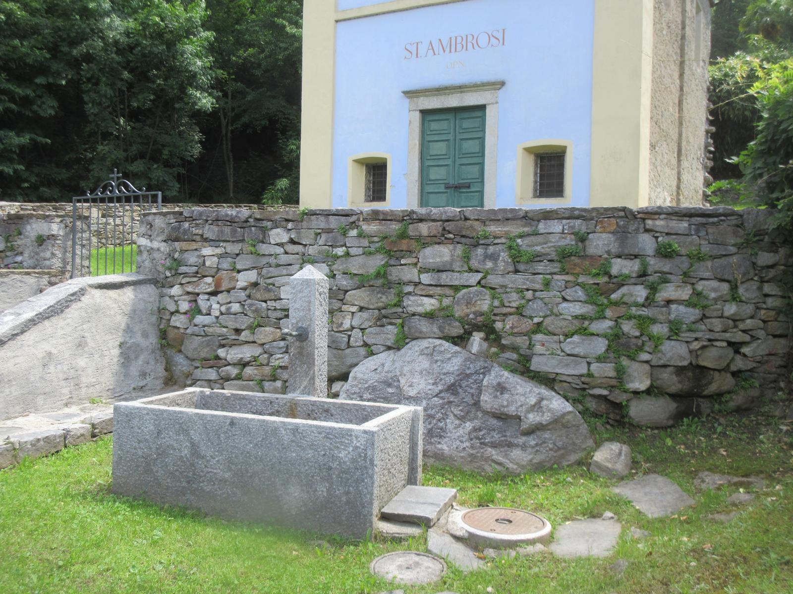 St. Ambrosi / S. Ambrogio *** o.J. (20. Jh.) *** Biotit-Granitgneis (Leventina-Gneis) *** Biotit-Granitgneis, z.T. augig (Leventina-Gneis) *** Aussparungen eines früher vorhandenen Geltengitters auf der linken Trogseite.