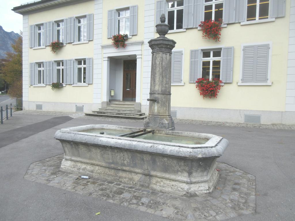 Burg *** 1865 *** Jurakalk aus Solothurn *** Jurakalk *** Säule verziert mit Vase und Blüte