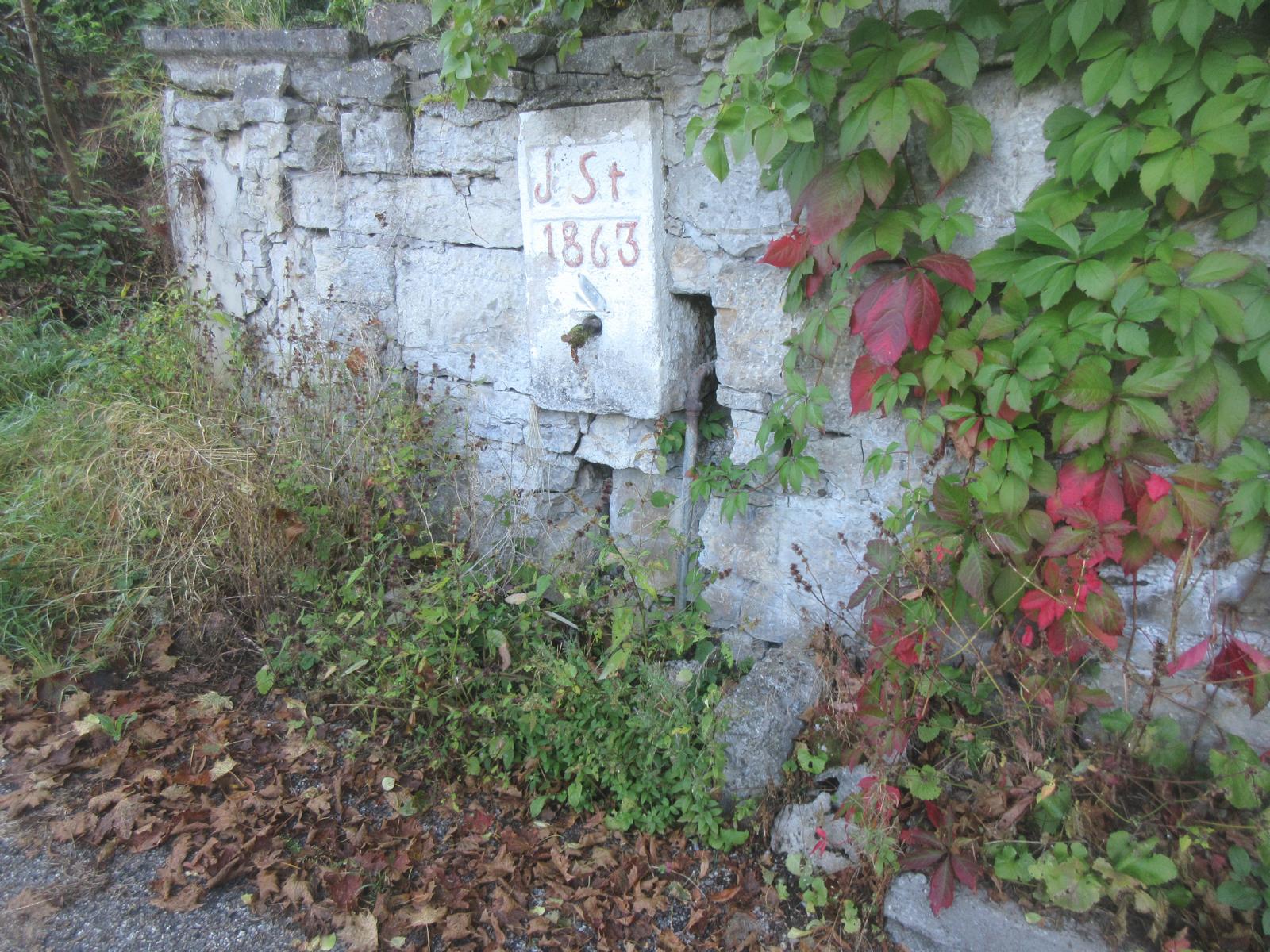 Alte Schulstrasse *** 1863 *** -- *** -- *** Überreste eines alten Brunnens; Inschrift "J.St. 1863"