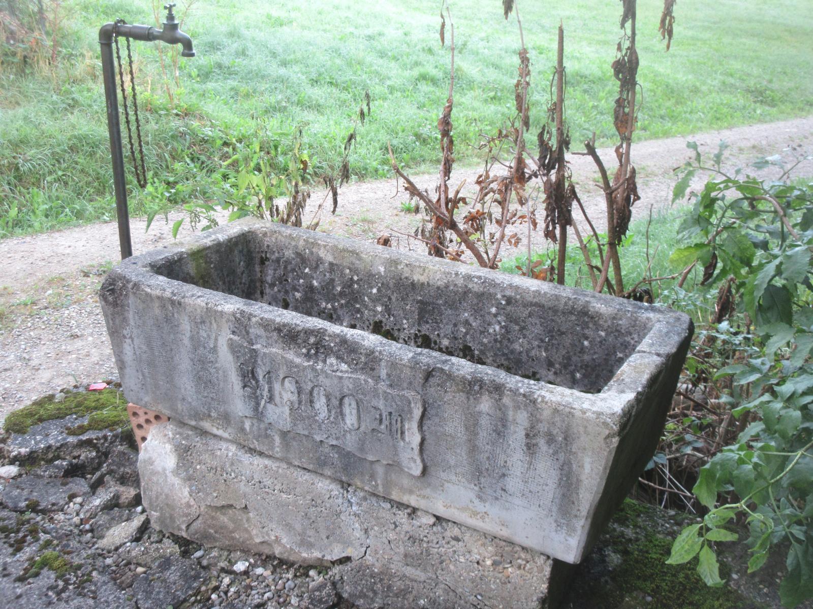 Anwilerstr. 106 *** 1900 (Becken datiert) *** Beton *** -- *** Drei Brunnen an der Anwilerstrasse werden durch eine Privatquelle versorgt. Brunnen nicht mehr betrieben.