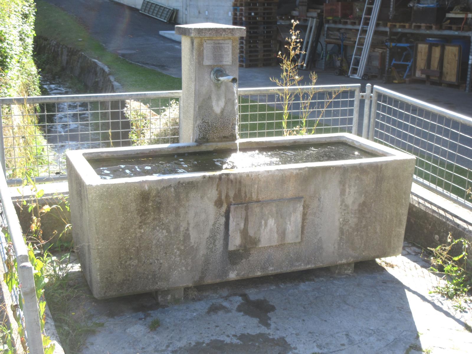 Bärenmättli *** o.J. *** Beton (1.7 x 0.7 m) *** Beton *** Ehemaliges Meltinger Mineralwasser speist heute die Dorfbrunnen.