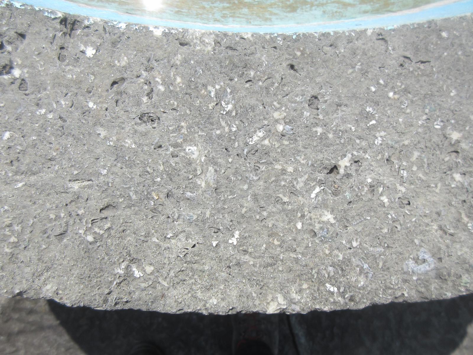 Josef-Maria-Camenzind-Brunnen: Mägenwiler Muschelkalk; viele weisse Muschelschalen. Das Gestein ist trotz seiner Porosität wasserdicht und verwitterungsresistent. Leider wurde das Becken im Jahr 2022 kräftig weiss gestrichen; damit ist die Gesteinsstruktur nicht mehr erkennbar. *** -- *** -- *** -- *** --